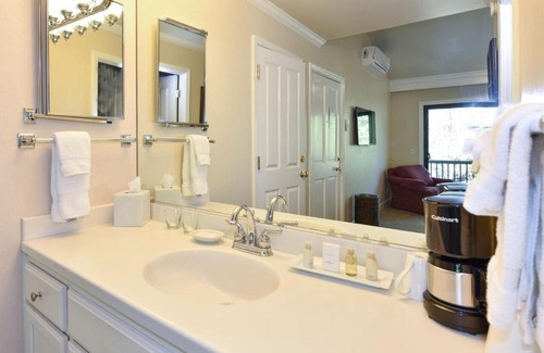 Napa Hotel | 703 Cottages at Silverado residence