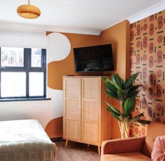 Penarth House | 70s Hideaway Guest Studio for 2 I Private I Self Contained I Near Cardiff
