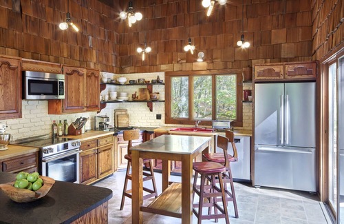 Rhinebeck House | 70s Modern House in the Woods, three minutes to Rhinebeck village