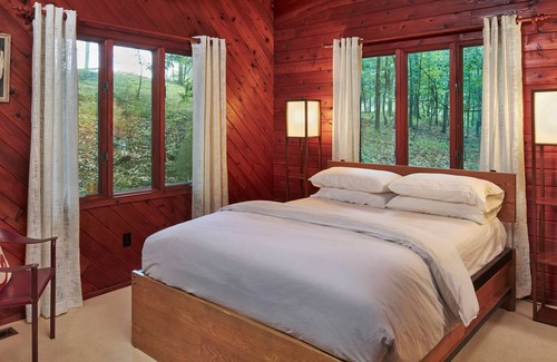 Rhinebeck House | 70s Modern House in the Woods, three minutes to Rhinebeck village