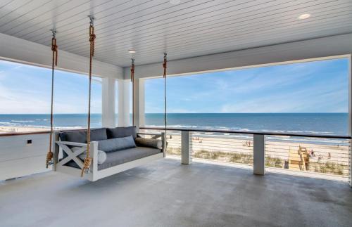 Isle of Palms House | 710 Ocean Boulevard AvantStay Oceanfront Private Pool Rooftop Deck