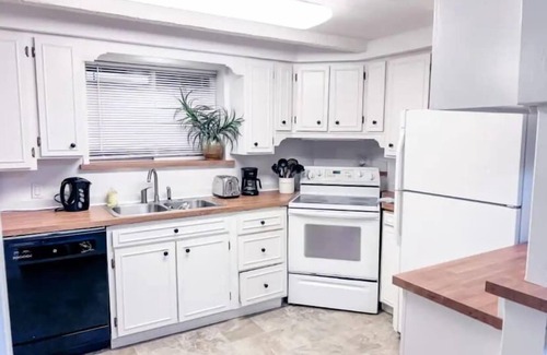 Kirkland House | 7406 WHOLE House (Including 7406A) · Convenient Kirkland Home w/Fenced Yard