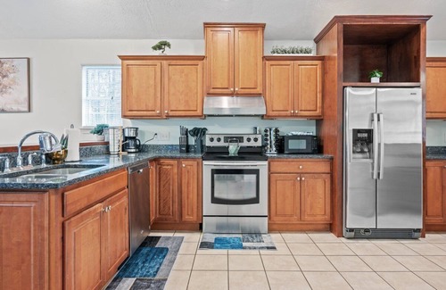 Colonial Oaks House | 75' TV - Summer Retreat - King Bed, Large Yard, No Stairs