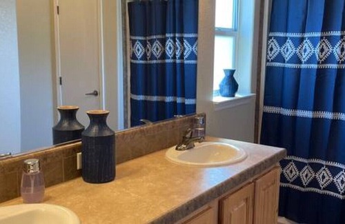 Sunland Estates House | 764 Hunter Ave · Sunland Retreat 5.4 miles from Gorge Amphitheater