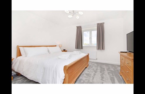 Gravesend Apartment | 77 m² Apartment ∙ 3 bedrooms ∙ 6 guests