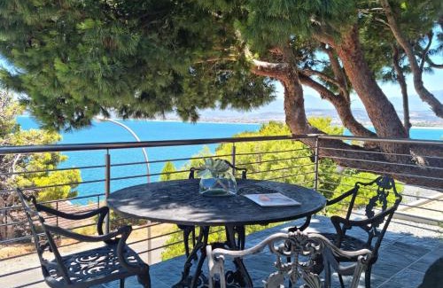 Mountainside House | '79 Protea' Charming self-catering Home, sleeps 6 with Sea Views