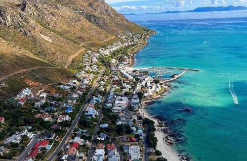 Mountainside House | '79 Protea' Charming self-catering Home, sleeps 6 with Sea Views