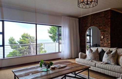Mountainside House | '79 Protea' Charming self-catering Home, sleeps 6 with Sea Views