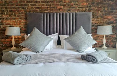 Mountainside House | '79 Protea' Charming self-catering Home, sleeps 6 with Sea Views