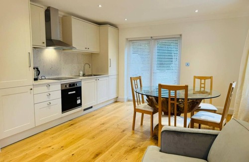 Ascot House | 7Bed 5Bath 2Kitchen Retreat with Parking in Ascot