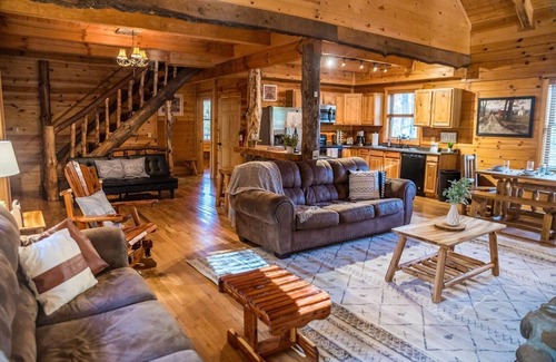 Logan Cabin | 7BR/3BA Cabin, HOT TUB, game room