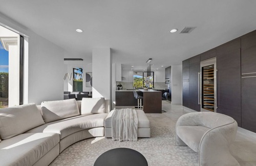 Sunset House | 7BR Villa sleeps 16/Pool, Jacuzzi, Pickleball
