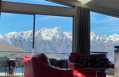 Queenstown City Centre House | 7Manata - Amazing 270deg views! Golf & Ski 10bedrm/8bathrm + 4x seven-seat 4WD's