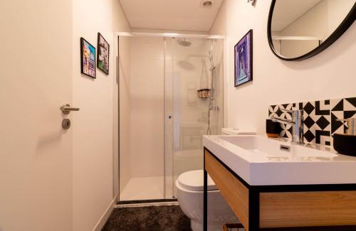 Santo Antonio dos Olivais House | 7Min to Uni Sé-Velha - AC - Work Desk - 300MBs WiFi - Suite 1 and 2
