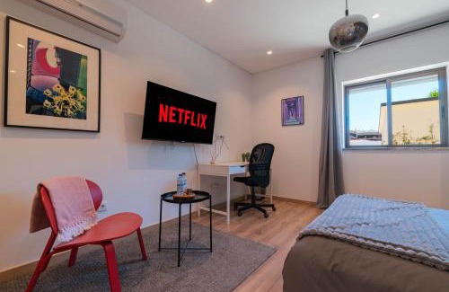 Santo Antonio dos Olivais House | 7Min to Uni Sé-Velha - AC - Work Desk - 300MBs WiFi - Suite 1 and 2