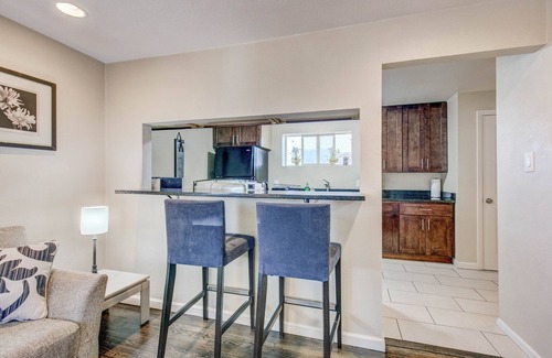Lakewood Apartment | 7min walk to light rail | Royal Blue Lakewood Retreat | 10min to Downtown Denver