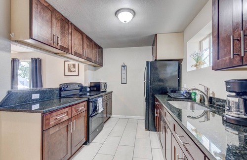 Lakewood Apartment | 7min walk to light rail | Royal Blue Lakewood Retreat | 10min to Downtown Denver