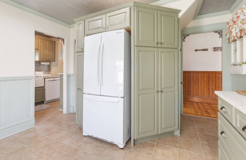 Jefferson House | 7PH Sunny Farmhouse Retreat, AC, Game Room, Dog Friendly