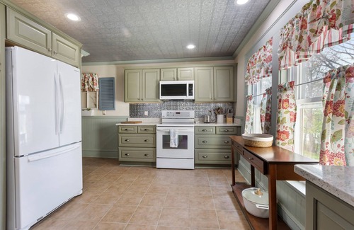 Jefferson House | 7PH Sunny Farmhouse Retreat, AC, Game Room, Dog Friendly