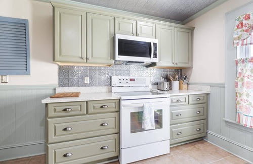 Jefferson House | 7PH Sunny Farmhouse Retreat, AC, Game Room, Dog Friendly