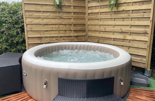 Pleugueneuc House | 8/9-person gîtes with Jacuzzi. Near saint Malo/dinan. Pets allowed