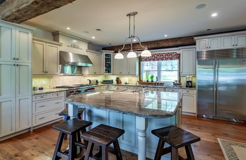 Muskoka Lakes Cottage | 8 bed 5 bath cottage on Lake Muskoka, 9 acres!