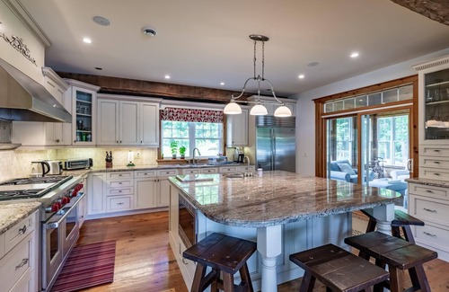 Muskoka Lakes Cottage | 8 bed 5 bath cottage on Lake Muskoka, 9 acres!