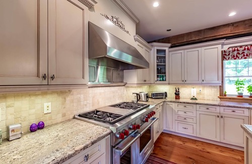 Muskoka Lakes Cottage | 8 bed 5 bath cottage on Lake Muskoka, 9 acres!