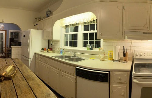 Edmonton House | 8 Bedroom 13 Bed large Country Home, Huge Country Kitchen, Bright Starry Nights