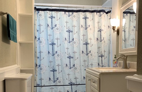 Parkside Condo | 8 Bedroom, 2 Full bath. Walk to Bars and Restaurants, Parking!
