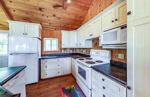 Muskoka Lakes Cottage | 8 bedroom 4 bath Island getaway on Lake Rosseau!