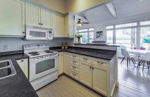 Muskoka Lakes Cottage | 8 bedroom 4 bath Island getaway on Lake Rosseau!
