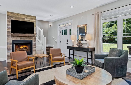 Mars Hill House | 8 Bedroom Home near Asheville! Pickleball, Movies, Game Room, Gym, Fast Wifi!