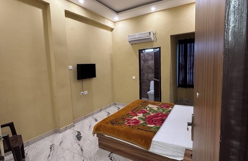 Mohangarh Hotel | 8-bedroom hotel in wonderful Lucknow with WiFi, AC