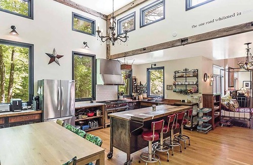 Saugerties House | 8-bedroom house & barn boardering the Catskill Mountain Preserve and family farm