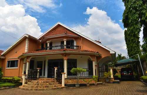 Kireka House | 8 bedroom Villa opposite Speke resort