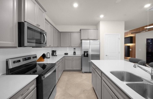 Four Corners House | 8 Bedrooms/6 Bathrooms/Windsor Cay(16280SM)