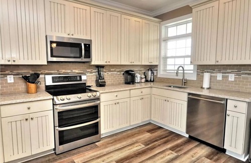 Ash House | 8 Bedrooms, 7 Baths, Sleeps 20, Linens, Private Heated Pool, Elevator, Golf Near
