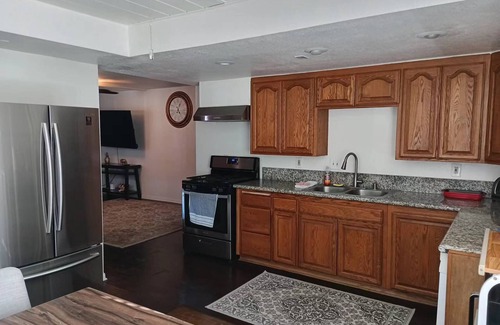Quartz Hill House | 8 Beds/2Full-Bath Entire guesthome for 13 guest