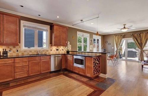 Wicker Park House | 8 beds. Wicker Park Spacious Guest House wi/Spa Bath, Fireplace, 1 Grg Spot.