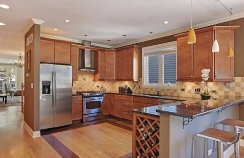 Wicker Park House | 8 beds. Wicker Park Spacious Guest House wi/Spa Bath, Fireplace, 1 Grg Spot.