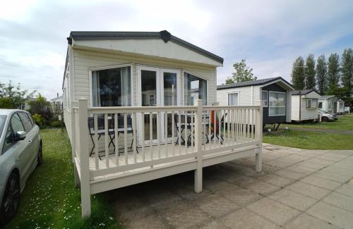 Hunstanton Ski Chalet | 8 berth caravan at manor park hunstanton free wifi