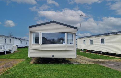Hunstanton Other | 8 Berth Caravan For Hire At Manor Park Near To A Great Beach Ref 23041C