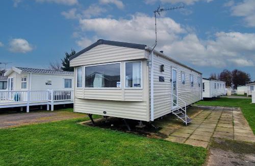 Hunstanton Other | 8 Berth Caravan For Hire At Manor Park Near To A Great Beach Ref 23041C