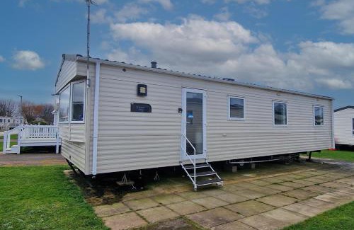 Hunstanton Other | 8 Berth Caravan For Hire At Manor Park Near To A Great Beach Ref 23041C