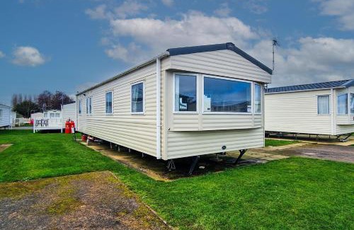 Hunstanton Other | 8 Berth Caravan For Hire At Manor Park Near To A Great Beach Ref 23041C