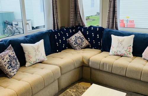 Whitstable House | 8 berth static caravan near the beach, clubhouse, swimming pool , local shop pub