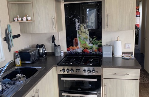 Whitstable House | 8 berth static caravan near the beach, clubhouse, swimming pool , local shop pub
