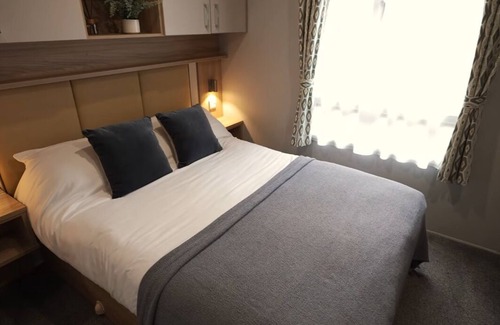 Bowness-on-Windermere Cabin | 8 Guests - 3 Bedrooms - Pet Friendly - Lakeview