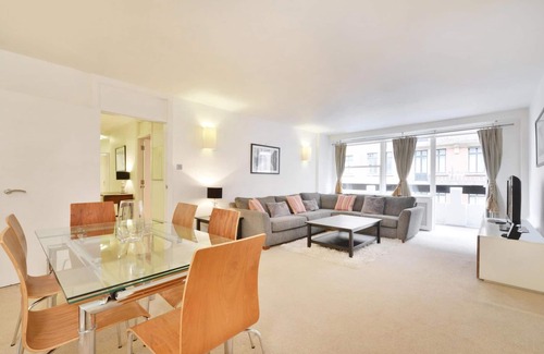 Whittington Apartment | 8 Guests Modern Apartment